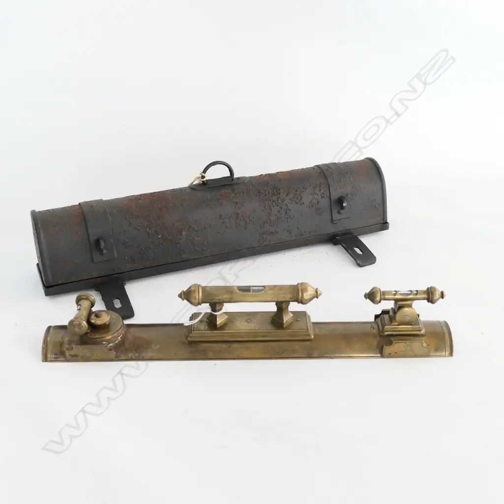 (NZR ?) BRASS 19thC TRIPLE BUBBLE LEVEL IN ORIGINAL STEEL CASE Image 1++